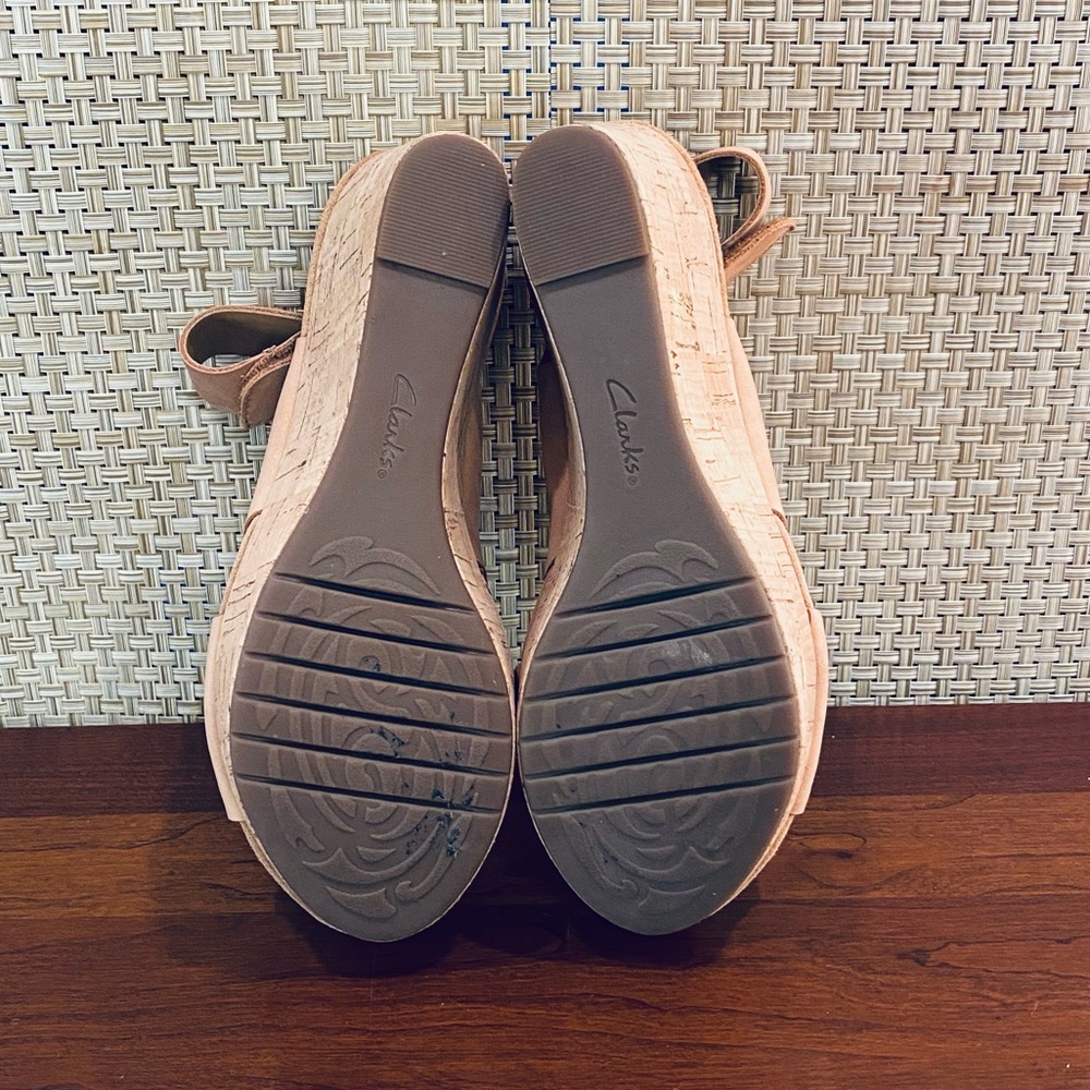 π11xHPππLike New! Clarks Artisan Wedge Sandals Caslynn Tan Nubuck 9M - Picture 10 of 12